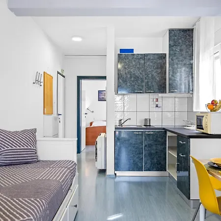1 Bedroom Awesome In Apartment *