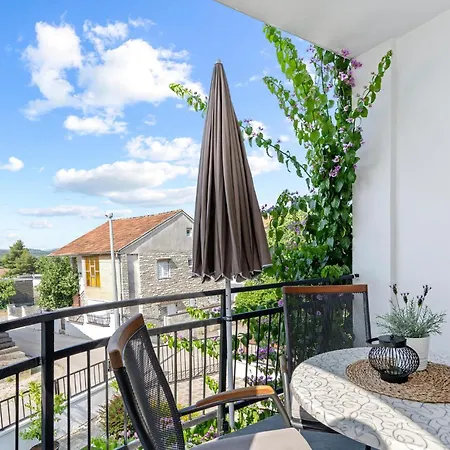 1 Bedroom Awesome In Pirovac