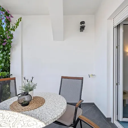 1 Bedroom Awesome In Lejlighed Pirovac