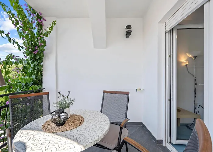 1 Bedroom Awesome In דירה פירובאץ