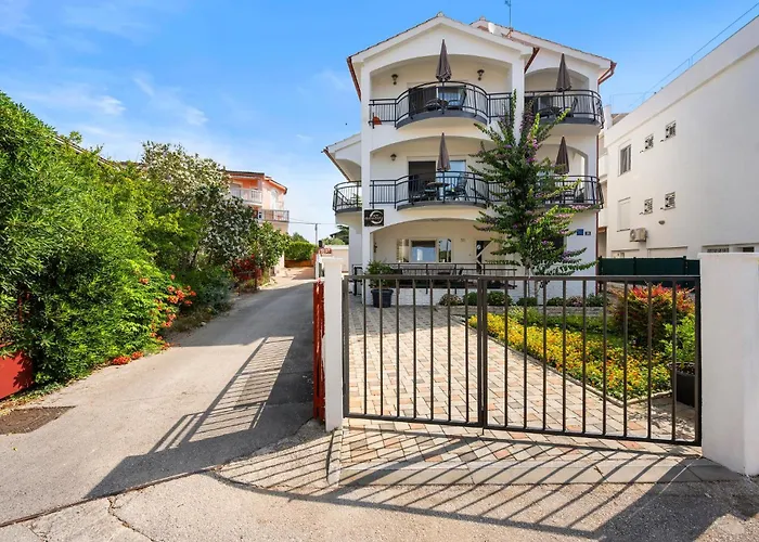 1 Bedroom Awesome In פירובאץ